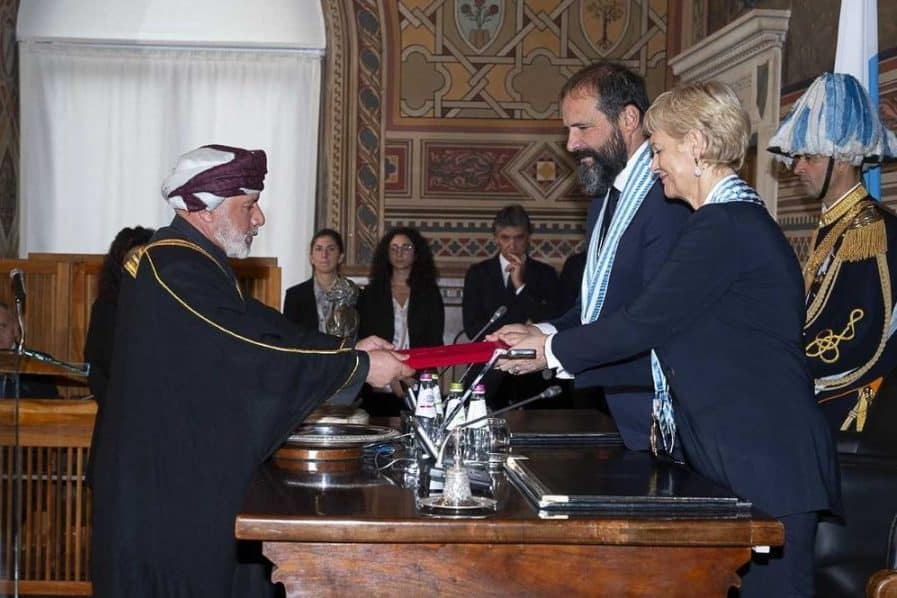 Ambassador presents credentials