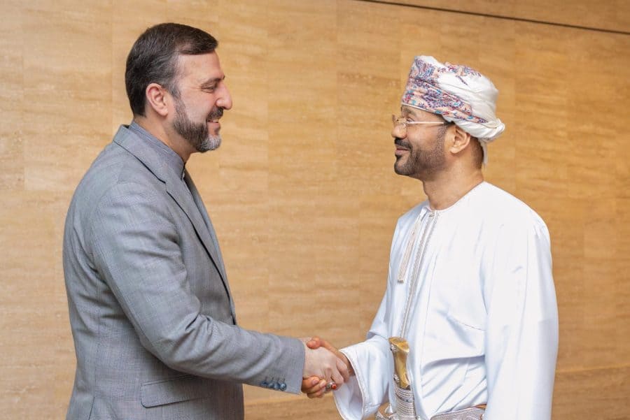 تلقى معالي السيد بدر بن حمد البوسعيدي @badralbusaidi وزير الخارجية هذا اليوم، رسالة شفوية من معالي الدكتور سيد عباس عراقجي وزير خارجية الجمهورية الإسلامية الإيرانية، وذلك خلال استقباله لسعادة كاظم غريب آبادي نائب وزير الخارجية في الجمهورية الإسلامية الإيرانية للشؤون القانونية والدولية الذي يزور سلطنة عمان حاليا على رأس وفد دبلوماسي وقانوني. وتأتي الرسالة في إطار التشاور المتواصل والتعاون الإيجابي بين البلدين الجارين في مختلف المجالات، وتطرقت إلى المحادثات الإيرانية الأمريكية الجارية عبر الوساطة الباكستانية والجهود المبذولة لإنجاحها. كما تناولت الرسالة حرص البلدين على استئناف حرية الملاحة عبر مضيق هرمز بصورة آمنة ومستدامة. وبعد اللقاء تم عقد اجتماع موسع للوفدين العماني والإيراني لبحث مجموعة من المبادئ التي تحكم حرية الملاحة عبر مضيق هرمز وفقا لقواعد القانون الدولي، حيث تبادل الجانبان وجهات النظر والأفكار في ضوء المعطيات المستجدة والحاجة إلى بناء وتطوير القدرات الكفيلة بضمان سلامة حركة الشحن والتجارة وسلاسل الإمداد. حضر الاجتماع سعادة الشيخ خليفة بن علي الحارثي وكيل الوزارة للشؤون السياسية وعدد من المسؤولين من الجانبين.