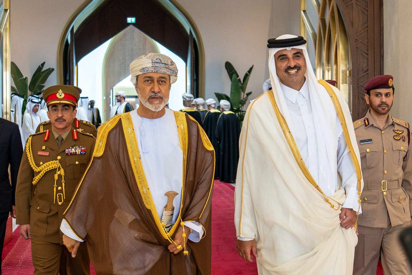 جلالة السلطان المعظم يقوم بزيارة أخوية لدولة قطر