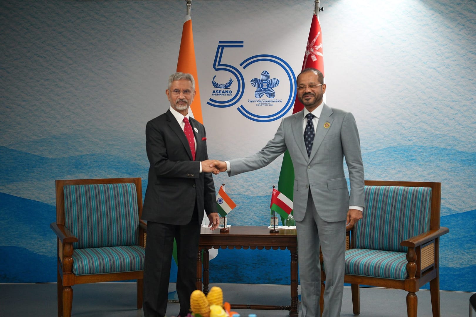 Minister meets Indian counterpart in Manila