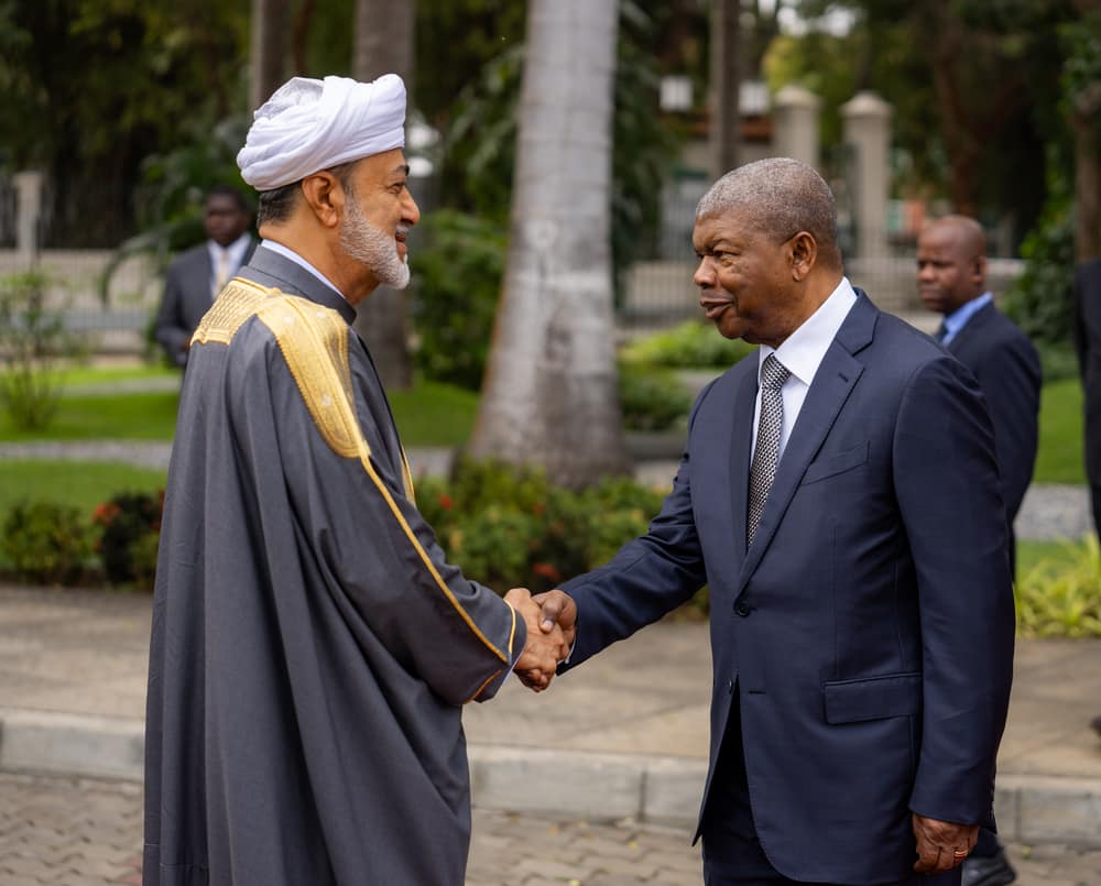 His Majesty accorded official reception ceremony in Angola