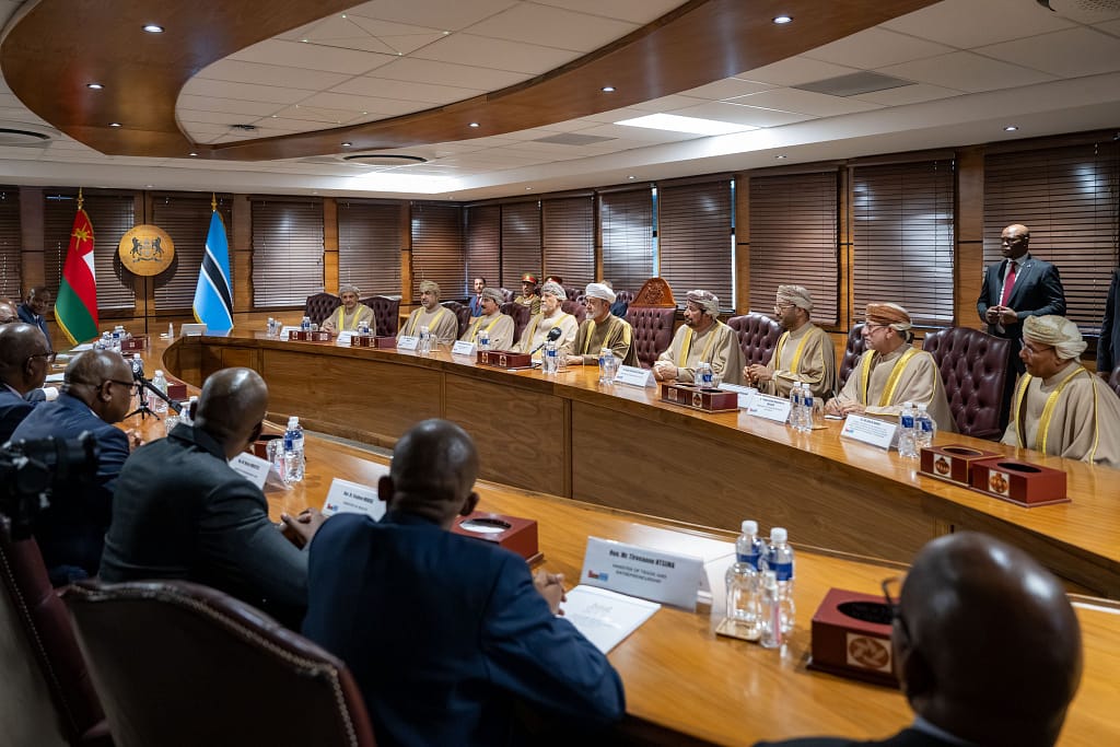 جلالةُ السُّلطان المُعظّم والرئيسُ البوتسواني يعقدان لقاءً ثُنائيًّا وجلسةَ مُباحثاتٍ