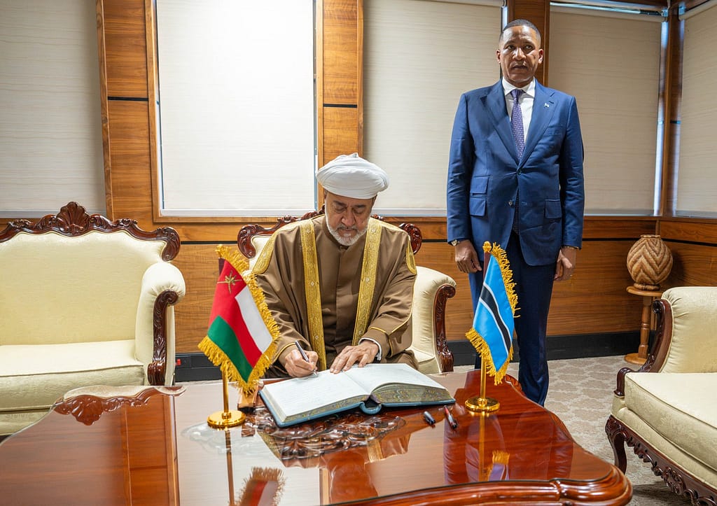جلالةُ السُّلطان المُعظّم والرئيسُ البوتسواني يعقدان لقاءً ثُنائيًّا وجلسةَ مُباحثاتٍ