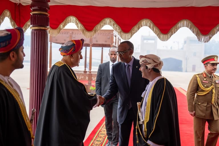 President Kagame greets Omani dignataries