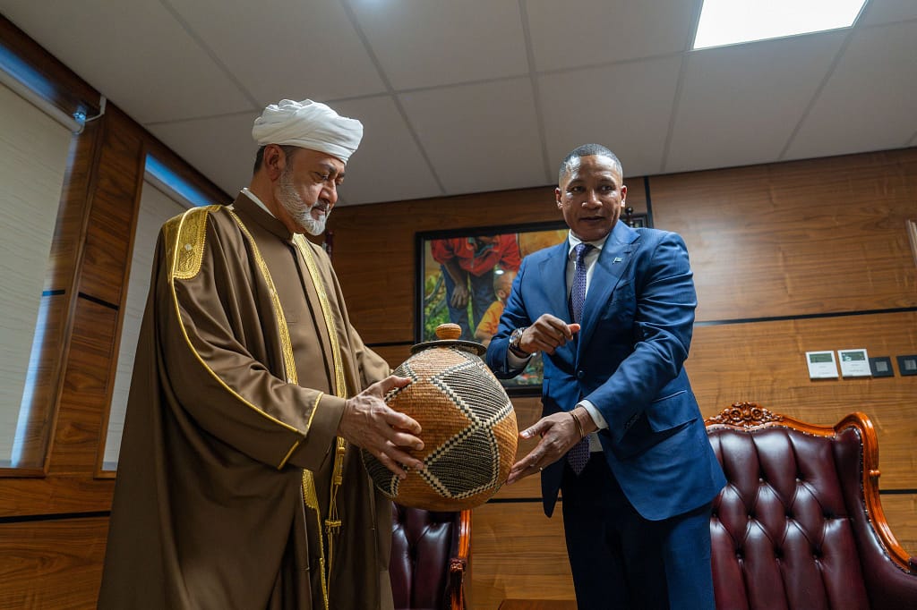 جلالةُ السُّلطان المُعظّم والرئيسُ البوتسواني يعقدان لقاءً ثُنائيًّا وجلسةَ مُباحثاتٍ