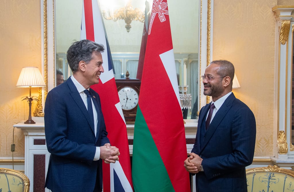 Minister Badr Meets Miliband to Discuss Regional Developments