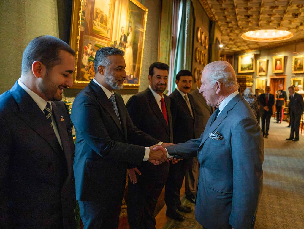 ملكُ المملكة المُتّحدة يودّعُ جلالةَ السُّلطان المُعظّم