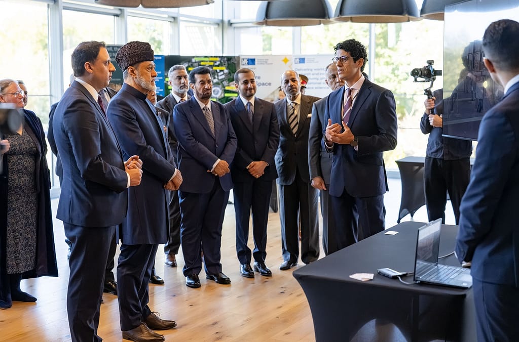 جلالةُ السُّلطان المُعظّم يزوُر مركز هير إيست للابتكار والتّكنولوجيا في لندن