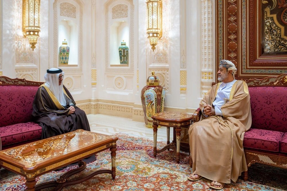 جلالة السُّلطان المعظّم يستقبل وزير الخارجية البحريني