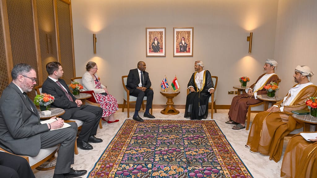 وزير الخارجية يستقبل نائب رئيس الوزراء ووزير العدل بالمملكة المتحدة