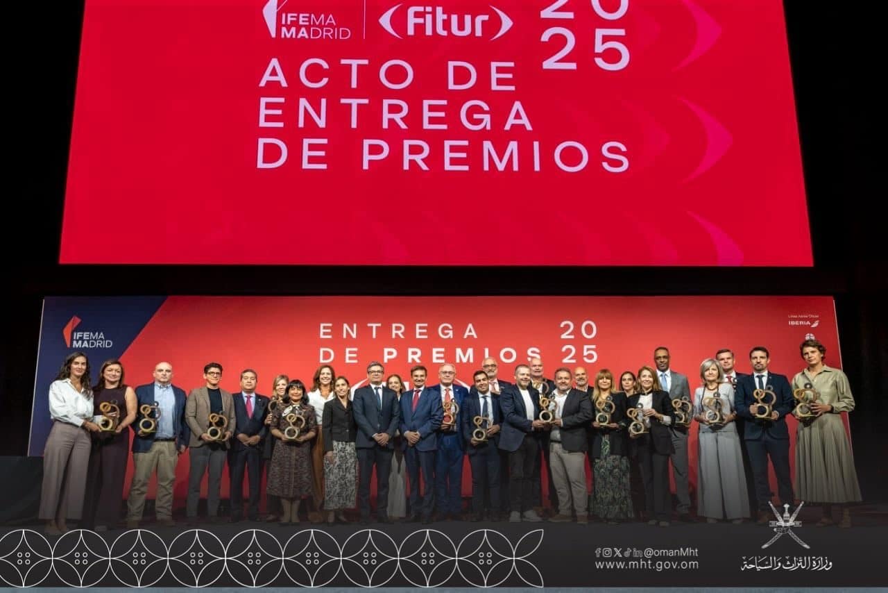 أسبانيا: سفير سلطنة عمان يتسلم جائزة أفضل جناح في معرض السياحة الدولي