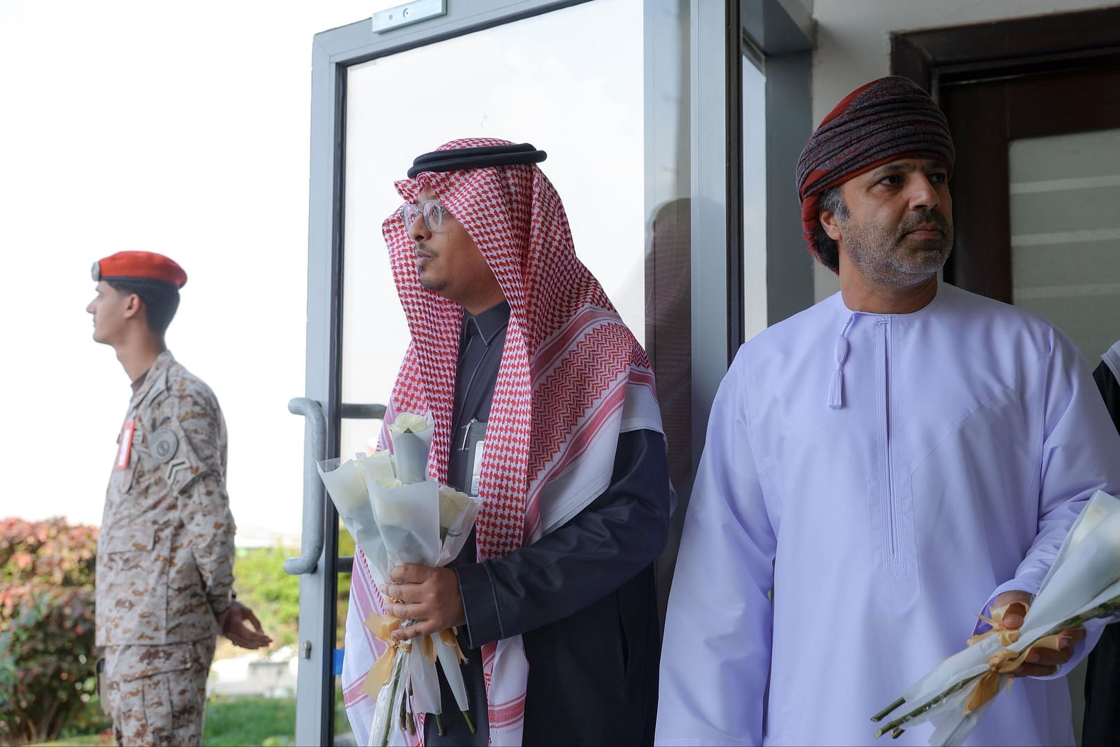 جدة: القنصل العام يستقبل أول رحلة للطيران العماني إلى الطائف