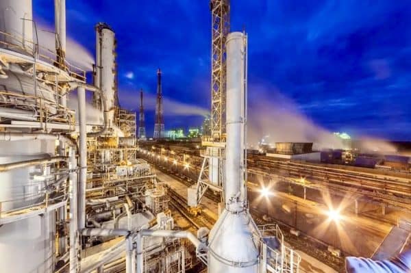 مصنع في عُمان ليلاً