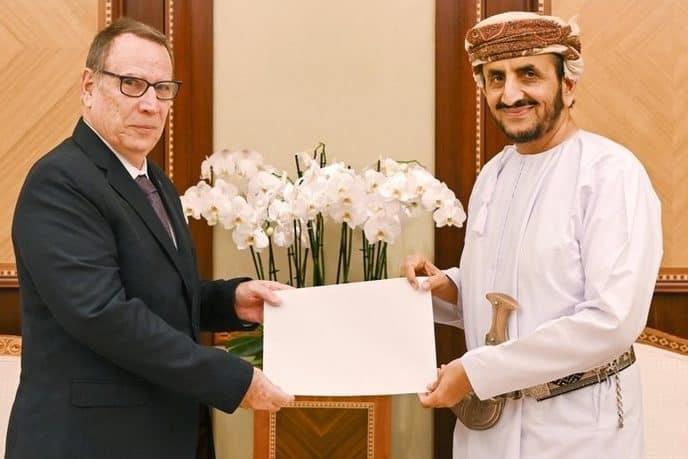 Political Undersecretary receives copy of Cuban Ambassador credentials وقد رحّب سعادته خلال اللقاء بسعادة السفير، متمنيًا له التوفيق في أداء مهام عمله وللعلاقات الثنائية بين البلدين المزيد من التقدم والنماء. حضر اللقاء سعادة السفير نجيب بن يحيى البلوشي، رئيس دائرة المراسم بوزارة الخارجية، والوزير المفوض الدكتورة حنان بنت إبراهيم الشحية رئيسة دائرة أمريكا بوزارة الخارجية وعدد من المسؤولين بالوزارة.