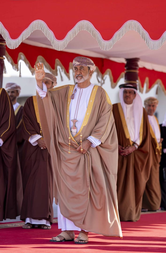 جلالة السُّلطان المعظّم في مقدّمة مودّعي ملك البحرين