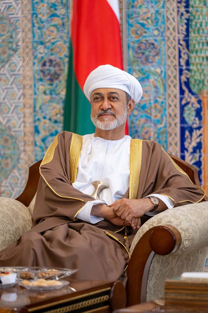 جلالةُ السُّلطان المعظّم يصلُ إلى الجزائر