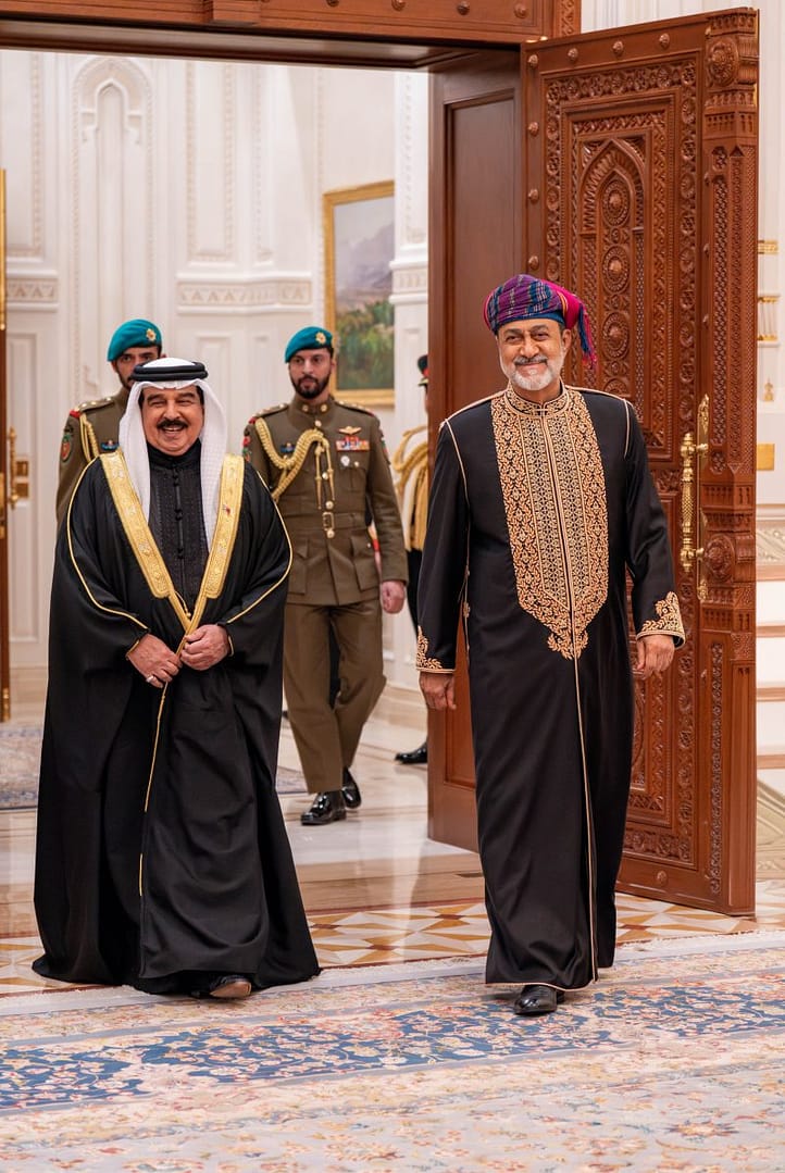 جلالةُ السُّلطان يُقيم مأدبة عشاءٍ رسميّةً تكريمًا لملك البحرين