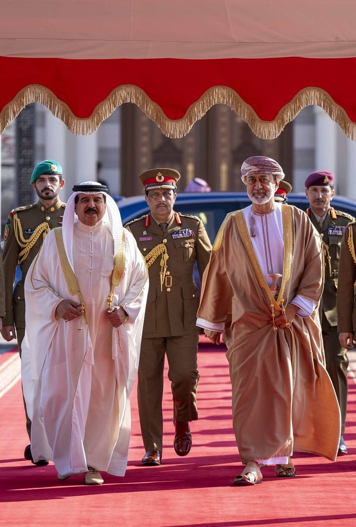 جلالة السُّلطان المعظّم في مقدّمة مودّعي ملك البحرين