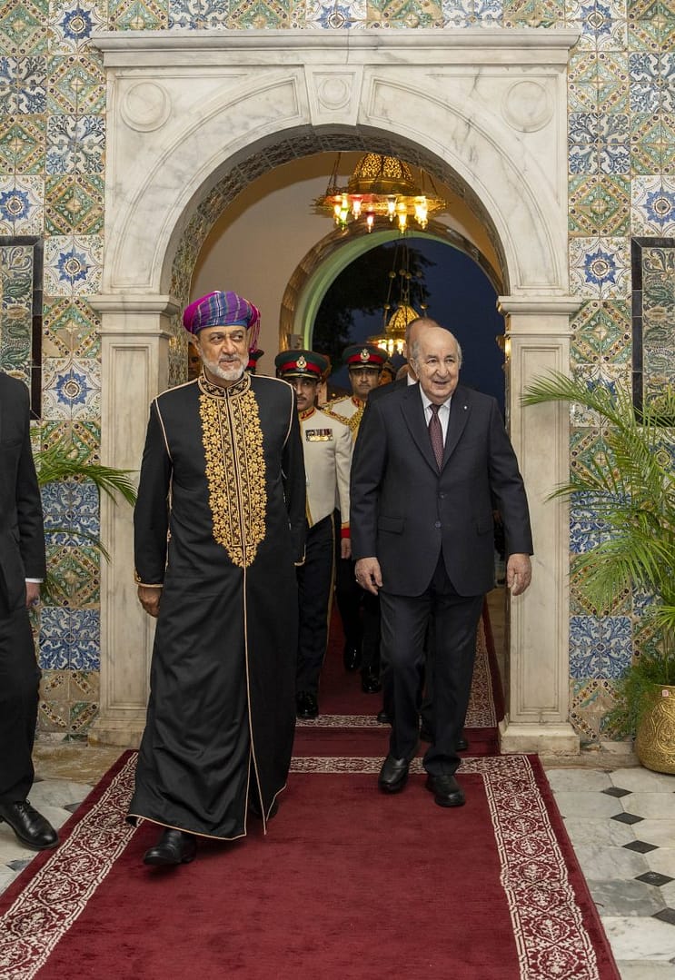 تكريمًا لجلالتِه.. الرئيسُ الجزائريُّ يُقيم مأدبة عشاء رسميّة