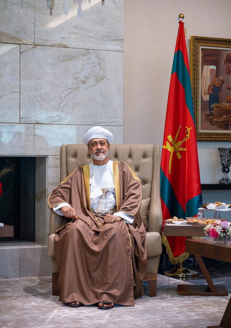 جلالةُ السُّلطان المعظم والرئيسُ الجزائري يعقدان لقاءً بمقر جلالته