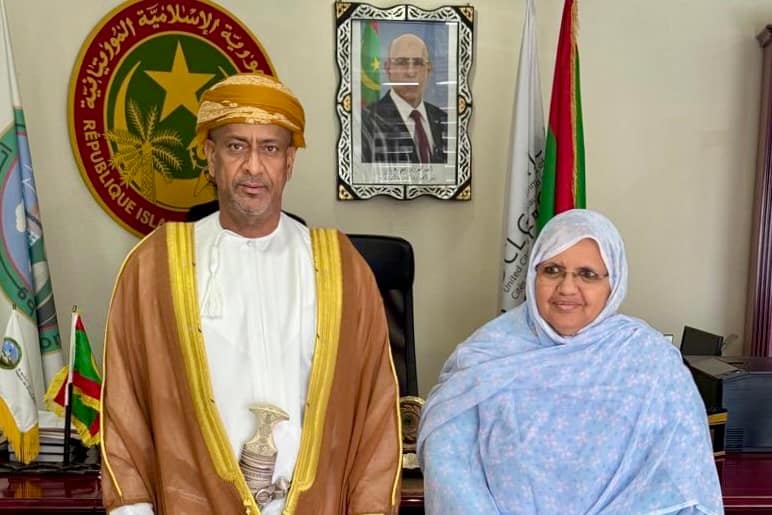 سفير سلطنة عُمان في موريتانيا مع رئيسة جهة نواكشوط في مكتبها