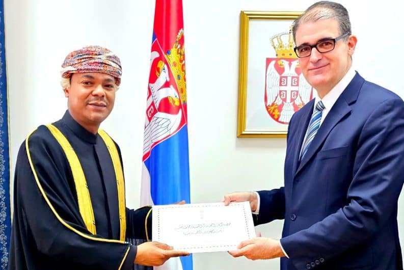 سعادة السفير حمود بن سالم آل توية يقدم نسخة من أوراق اعتماده