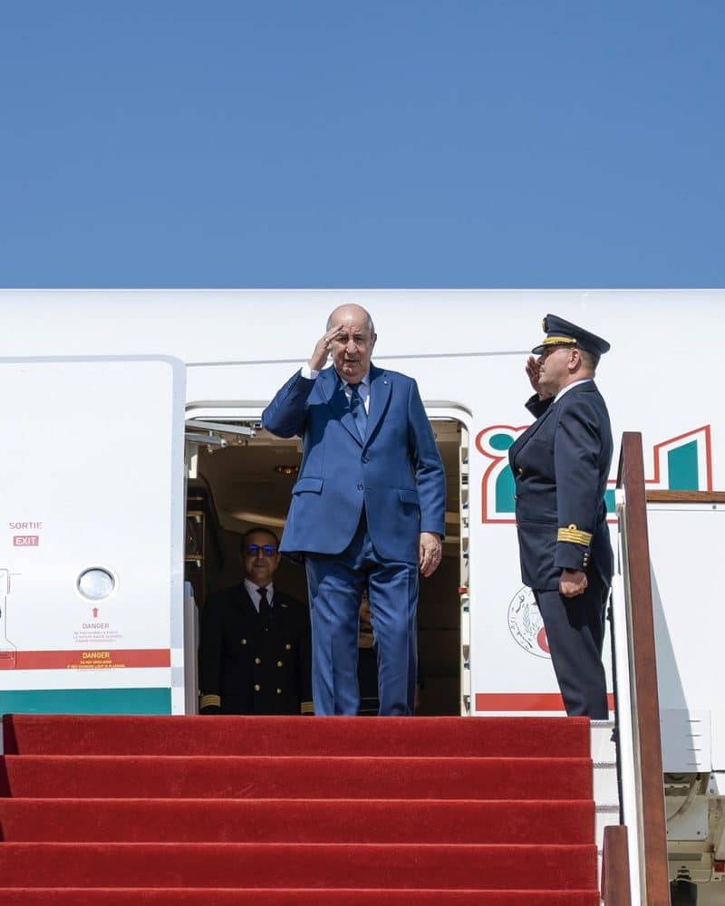 الرئيس الجزائري مغادراً البلاد في المطار السلطاني الخاص