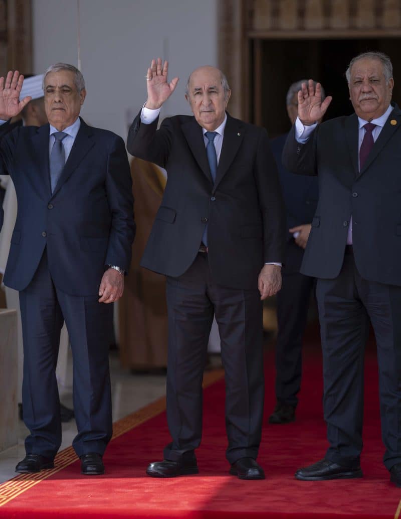 جلالةُ السُّلطان المعظّم يغادر الجزائر