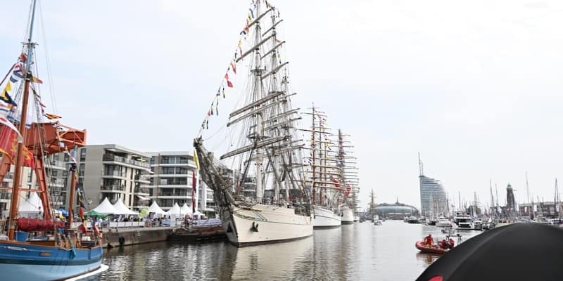 السفينة شباب عمان الثانية تصل ميناء بريمرهافن الألماني للمشاركة في مهرجان الإبحار الشراعي