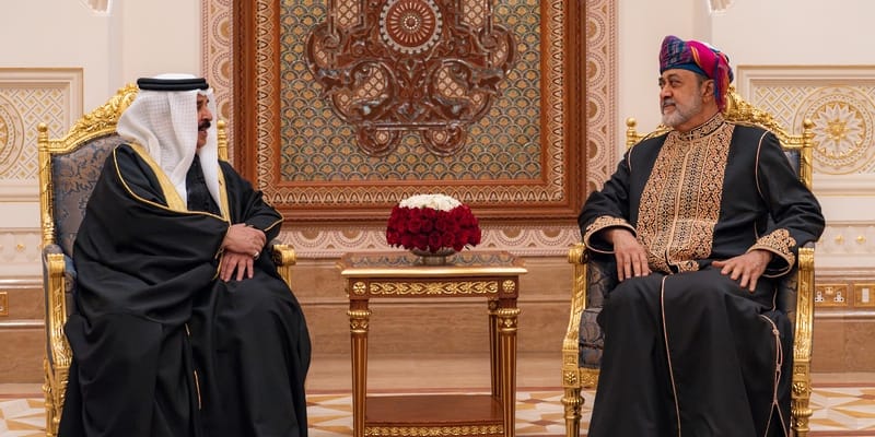 جلالةُ السُّلطان يُقيم مأدبة عشاءٍ رسميّةً تكريمًا لملك البحرين