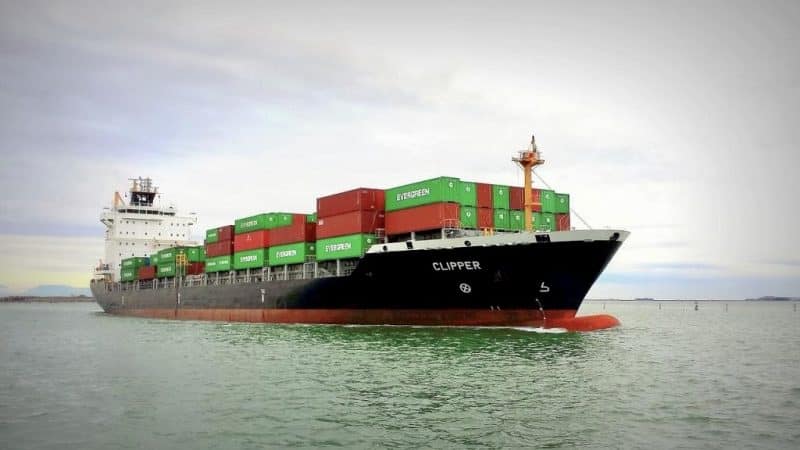 سفينة شحن كبيرة قرب شواطئ سلطنة عُمان