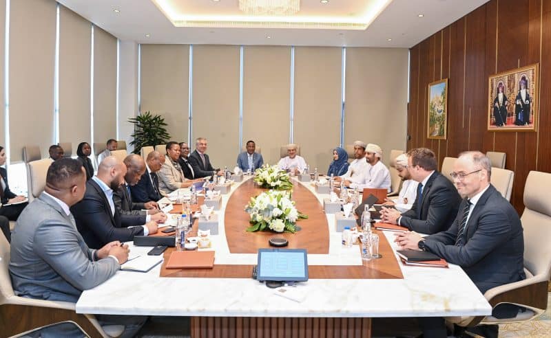 رئيس بوتسوانا يطلع على الفرص الاستثمارية في عمان ويزور دار الأوبرا السلطانية