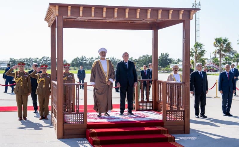 جلالةُ السُّلطان المعظّم يصلُ إلى الجزائر