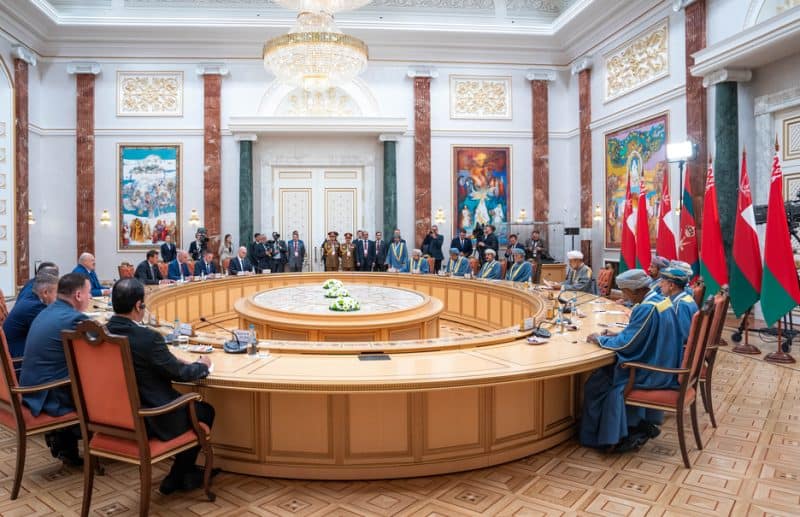 جلالةُ السُّلطان المعظّم والرئيسُ البيلاروسي يعقدان جلسةَ مباحثاتٍ رسميّةً