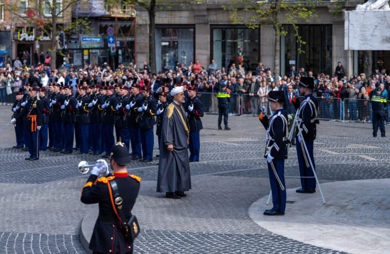 جلالةُ السُّلطان المعظم يزور النّصب التّذكاريّ بمدينة أمستردام