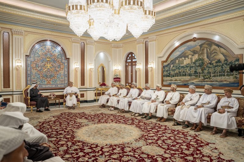 جلالةُ السُّلطان ورئيس دولة الإمارات يستعرضان القضايا الراهنة ومجالات التعاون والشراكة