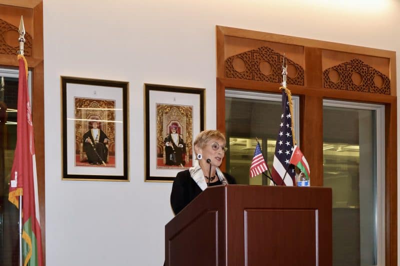 ليندا باباس فونش تتحدث في مركز سلطان المجتمعي في واشنطن العاصمة عن يوم المرأة العمانية