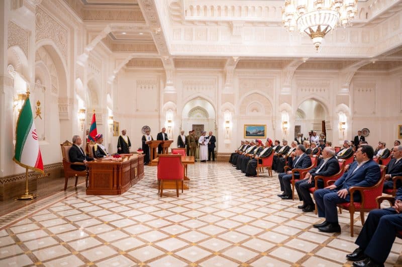 جلالة السُّلطان المعظّم والرئيس الإيراني يشهدان التوقيع على عددٍ من الاتفاقيات ومذكرات التفاهم