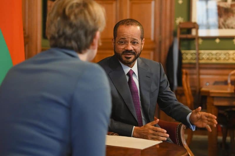 Minister meets British Foreign Secretary in London