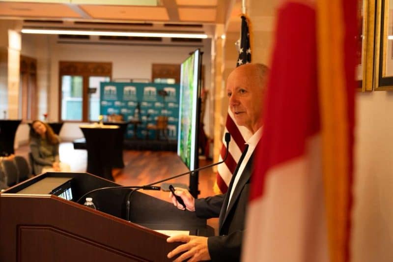 مركز السلطان قابوس في واشنطن يستضيف المستكشف البريطاني مارك إيفانز