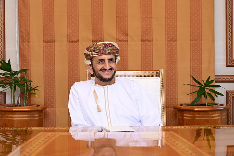 سعادة الشيخ خليفة الحارثي يلتقي في مسقط بعدد من طلبة جامعة ستانفورد الأمريكية