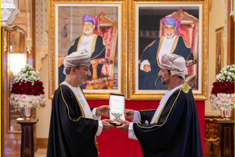 جلالة السلطان المعظم يمنح أوسمة الإشادة لقيادات وزارة الخارجية