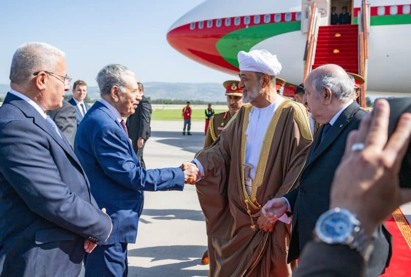 جلالةُ السُّلطان المعظّم يصلُ إلى الجزائر