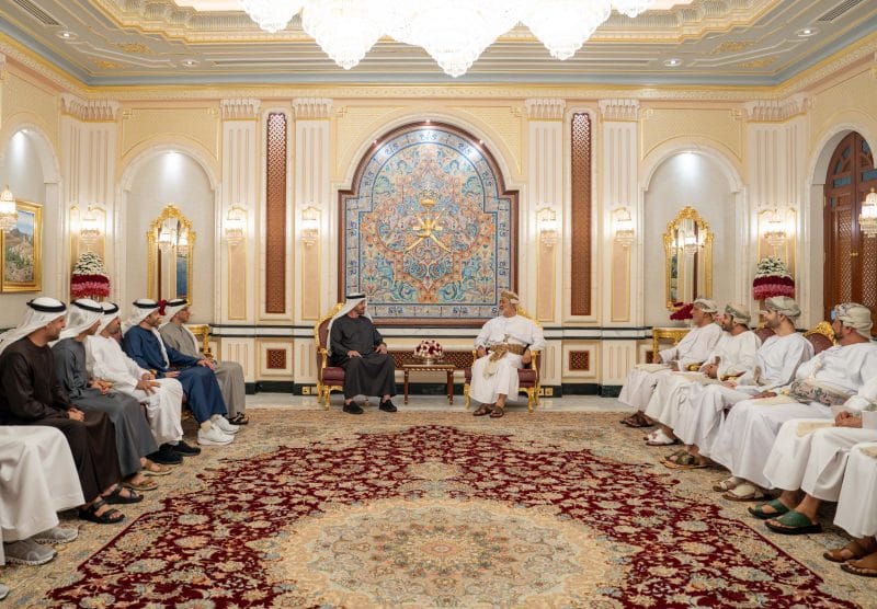 جلالةُ السُّلطان ورئيس دولة الإمارات يستعرضان القضايا الراهنة ومجالات التعاون والشراكة