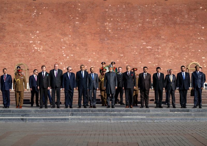 جلالةُ السُّلطان المُعظم يزور ضريح الجندي المجهول بموسكو