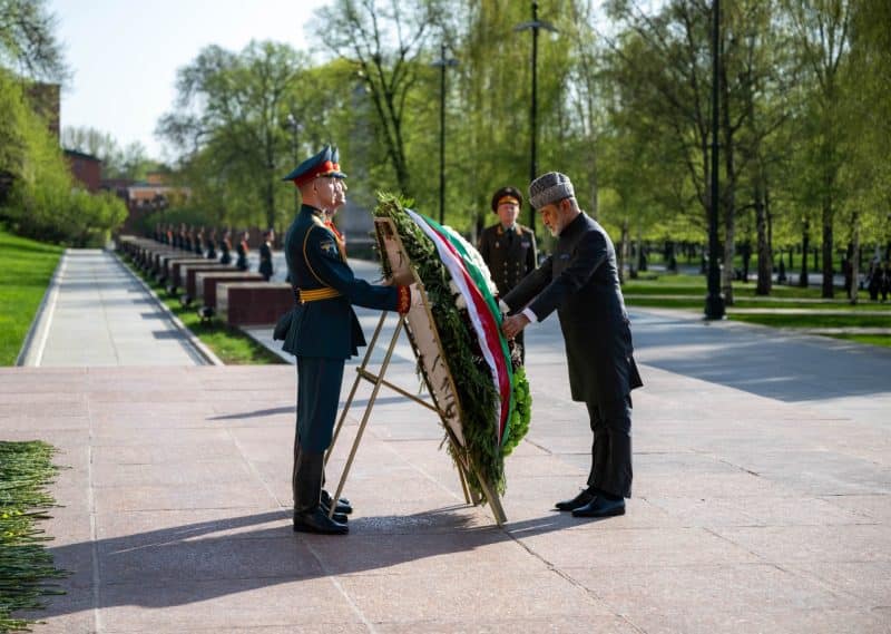 جلالةُ السُّلطان المُعظم يزور ضريح الجندي المجهول بموسكو