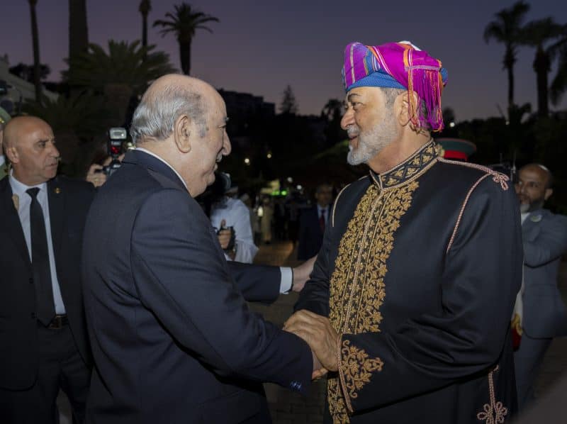 تكريمًا لجلالتِه.. الرئيسُ الجزائريُّ يُقيم مأدبة عشاء رسميّة