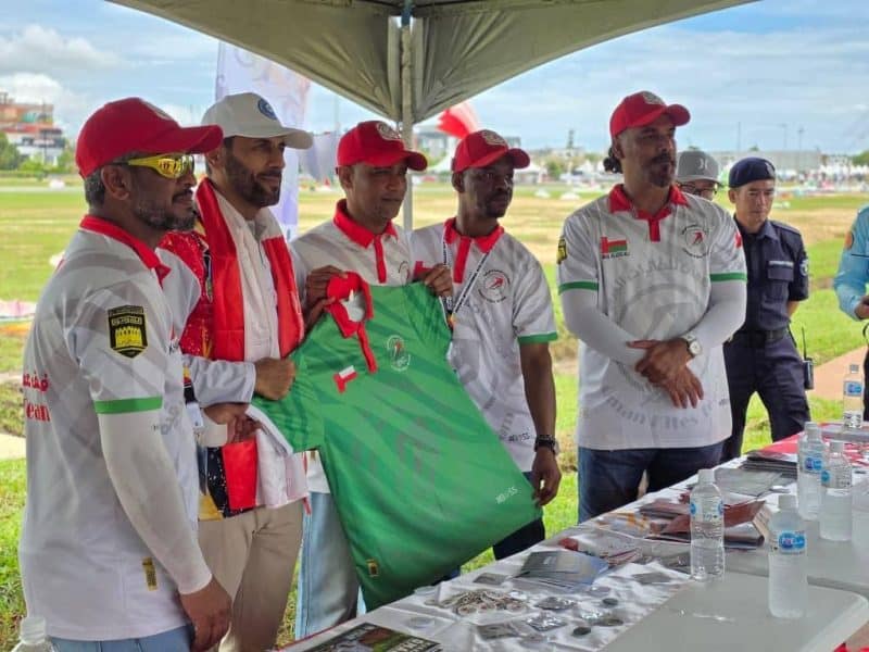 ماليزيا: نائب رئيس البعثة يزور الفريق العماني في مهرجان بورنيو