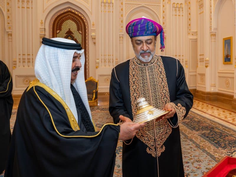 جلالةُ السُّلطان يُقيم مأدبة عشاءٍ رسميّةً تكريمًا لملك البحرين
