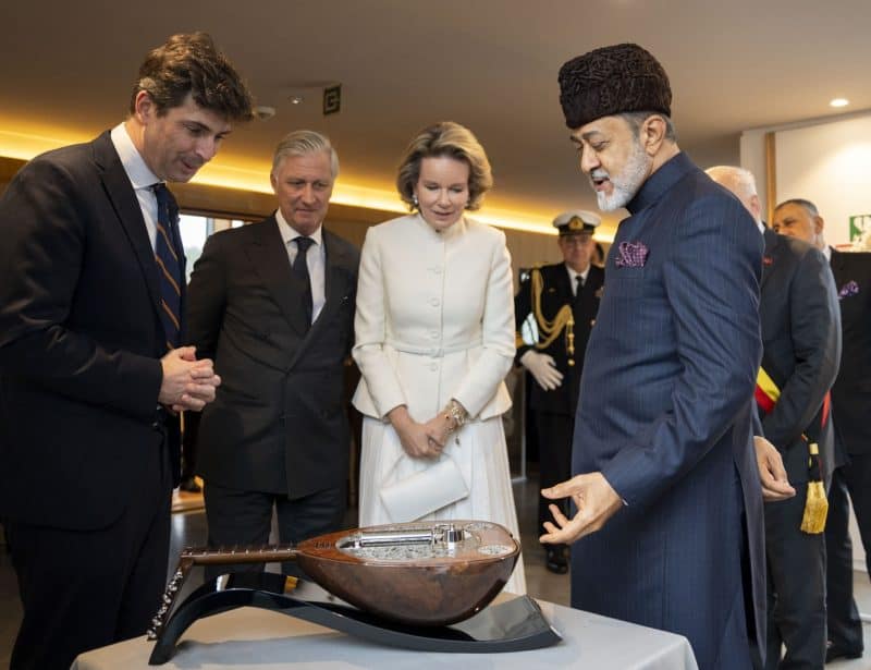 His Majesty the Sultan presenst a musical instrument as a gift to the centre.
